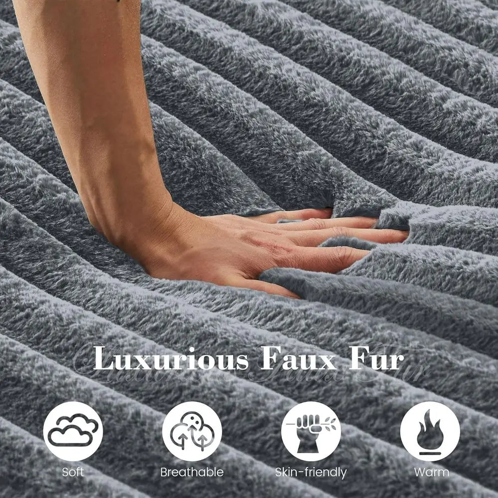 Chaise Lounge with 4 Pillows